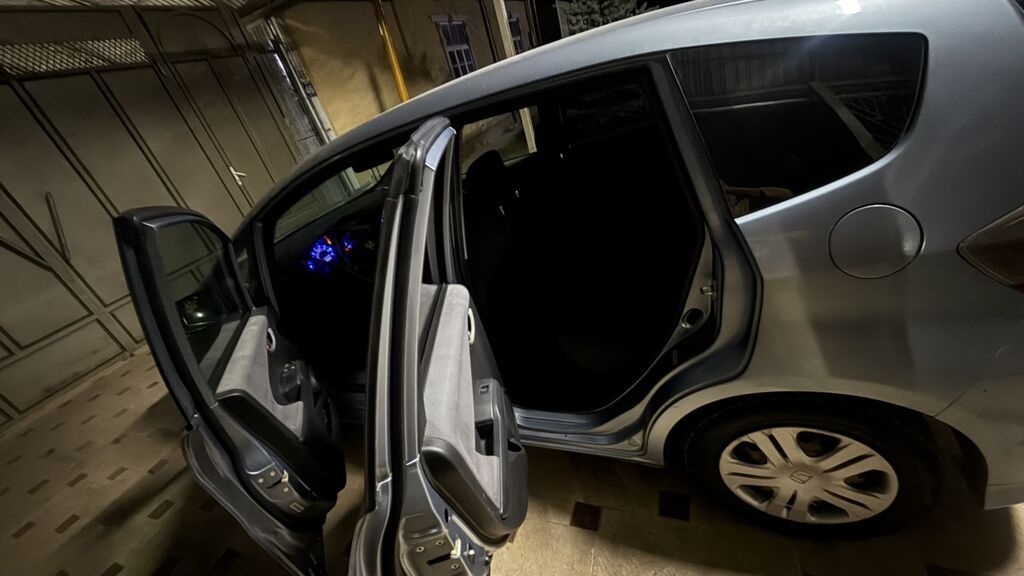 Honda Fit: 2011 г., 1.5 л, Автомат, Бензин, Хэтчбэк: фото 5