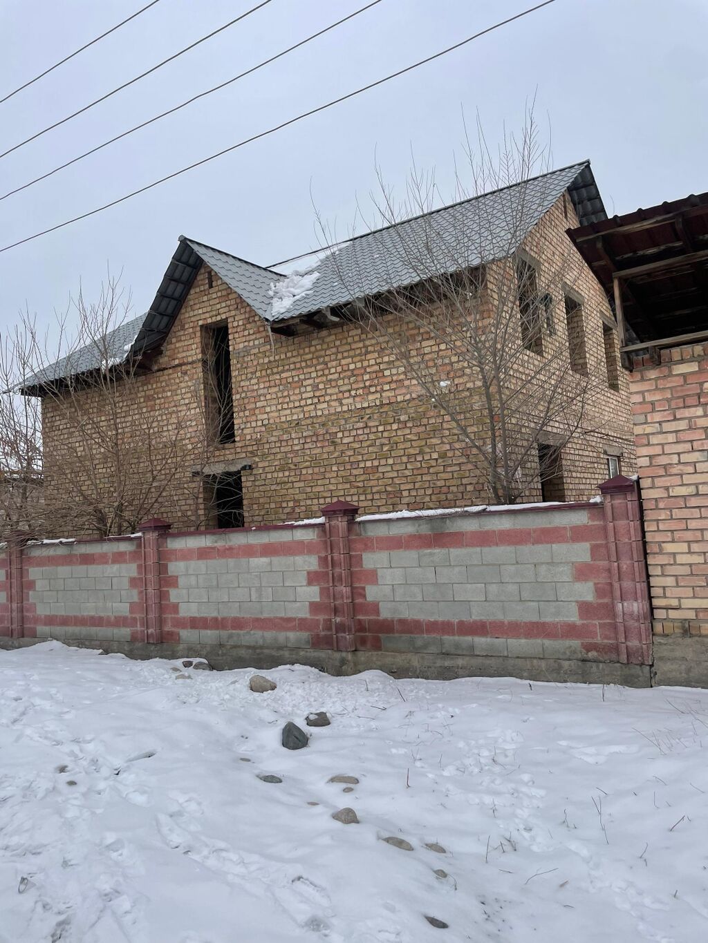 Продаётся 2 этажный кирпичный дом +1 комната с подвалом под магазин