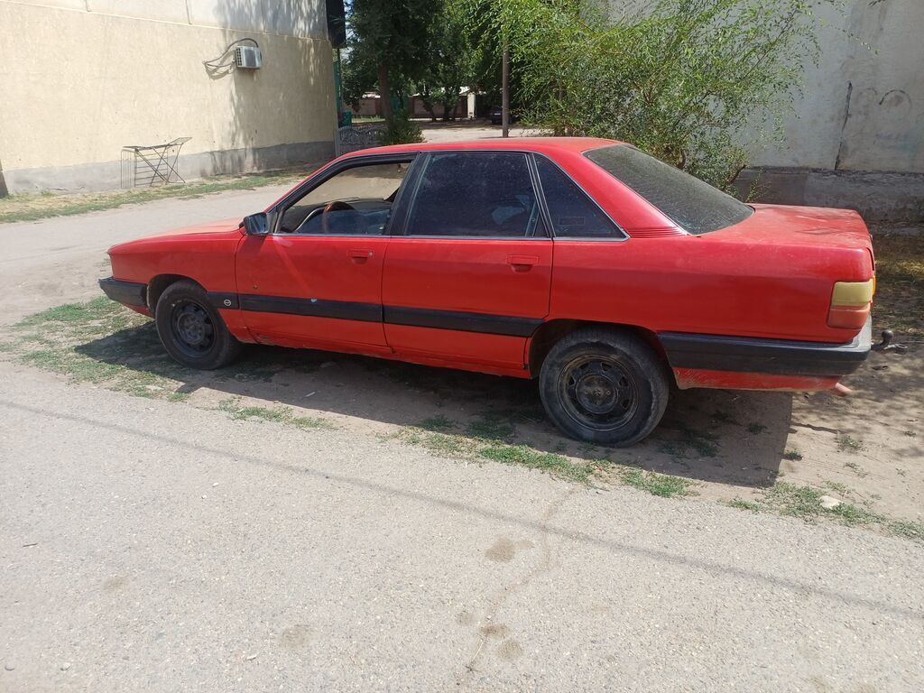 Audi 100: 1986 г., 2.2 л, Механика, Бензин, Седан: фото 4