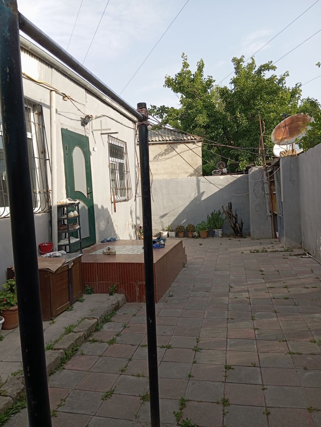 Naxalastroyda 4 otaqlı əşyalı həyət evi satılır evin hər bir şəraiti