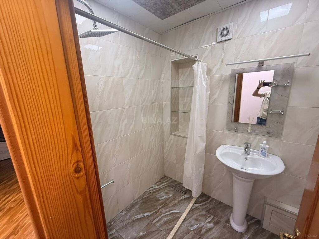 Nərimanov metrosuna yaxın, Təbriz küçəsində yerləşən, 5 mərtəbəli