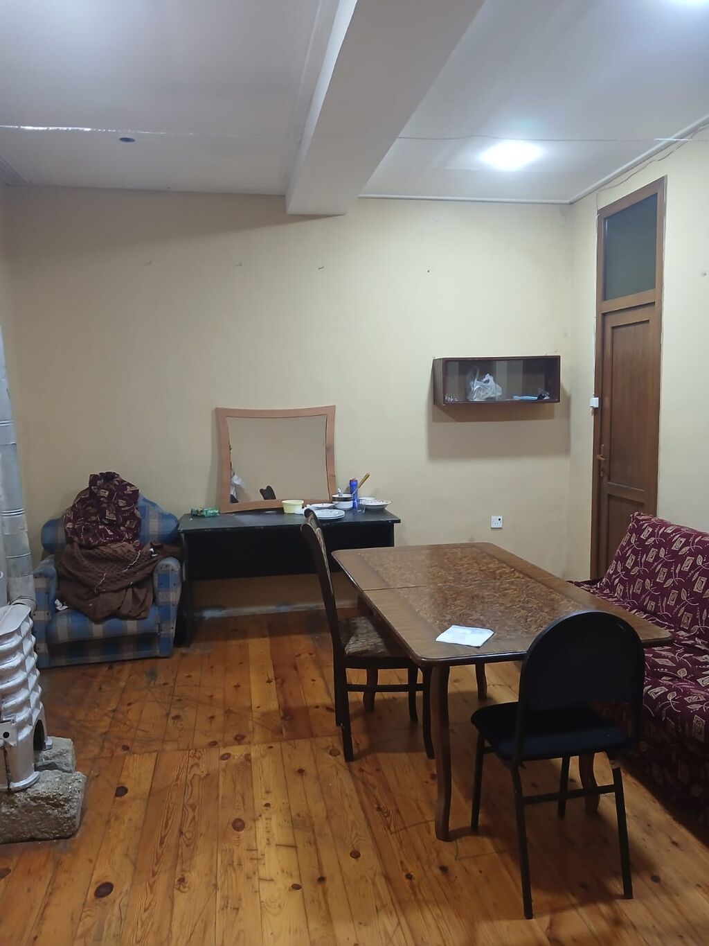 Kirayə verilir: işıqlı, geniş otaqları olan mənzil - Plan: 2 ayrı