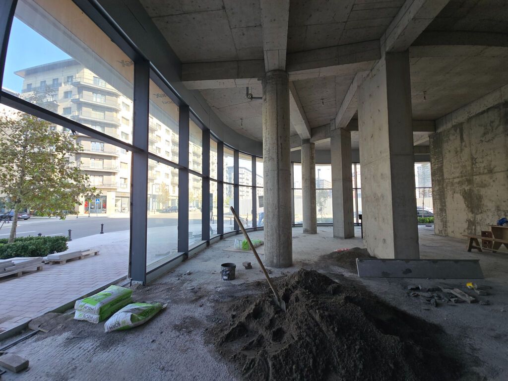 Ağ şəhərin mərkəzində premium kompleksin birinci xəttində, əsas yola