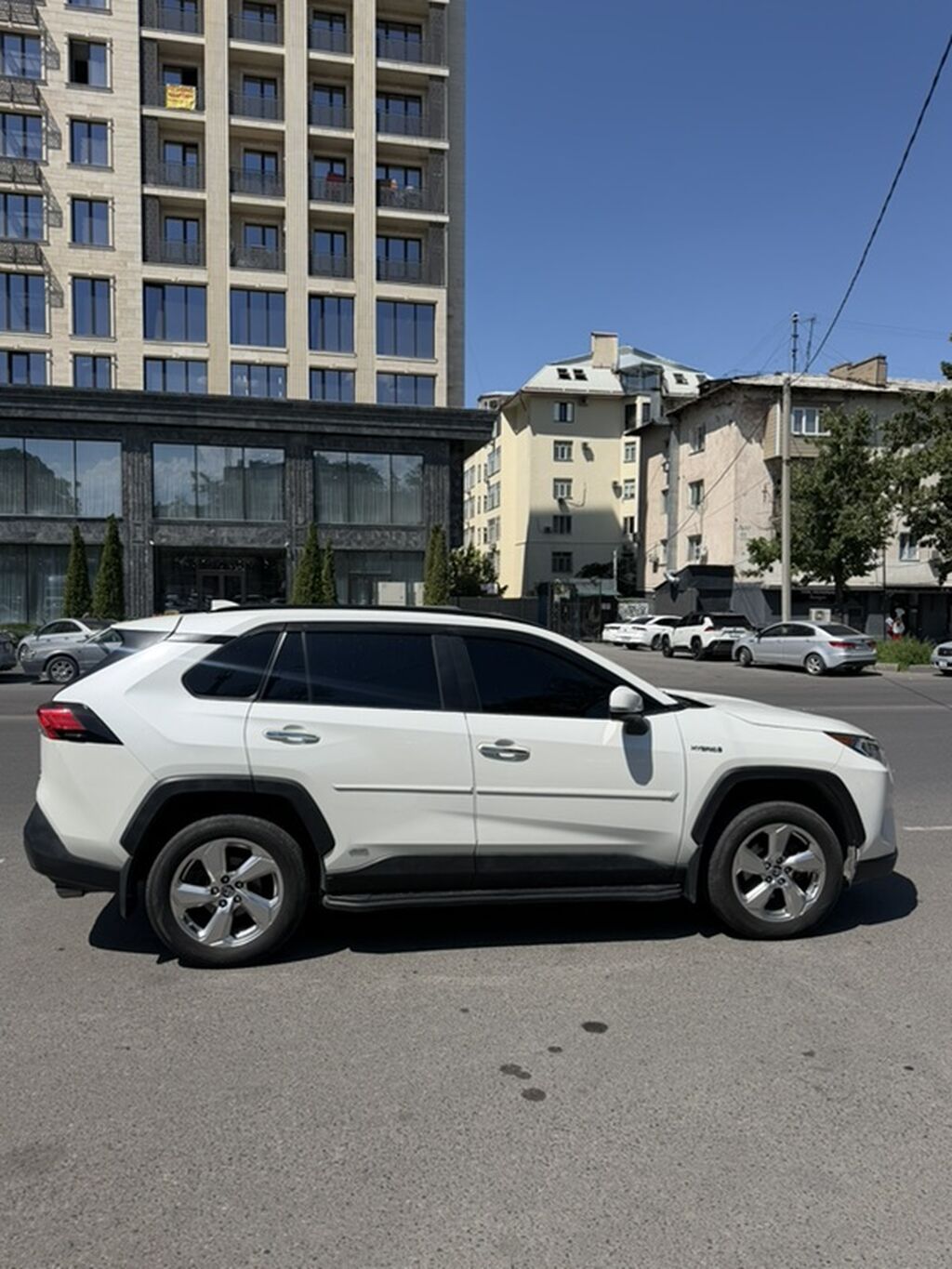 Toyota RAV4: 2019 г., 2.5 л, Автомат, Гибрид, Кроссовер — фото 3