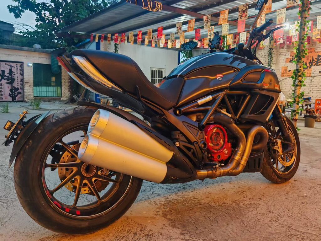 Ducati Diavel (чёрный матовый) — мощный крузер/родстер с фирменной: фото 4