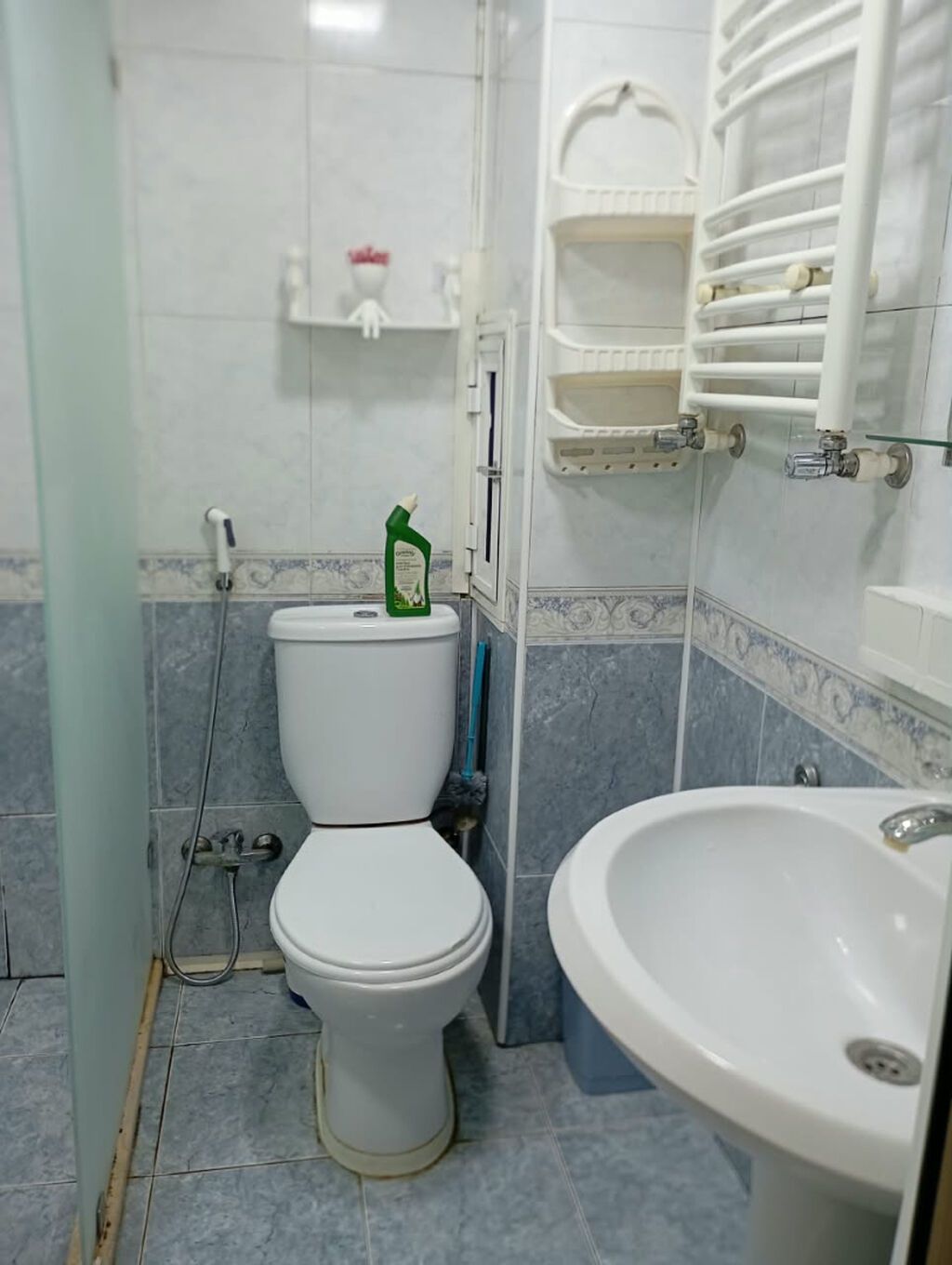 Tam mebelli və texnikalı mənzil kirayə verilir. Geniş qonaq otağı