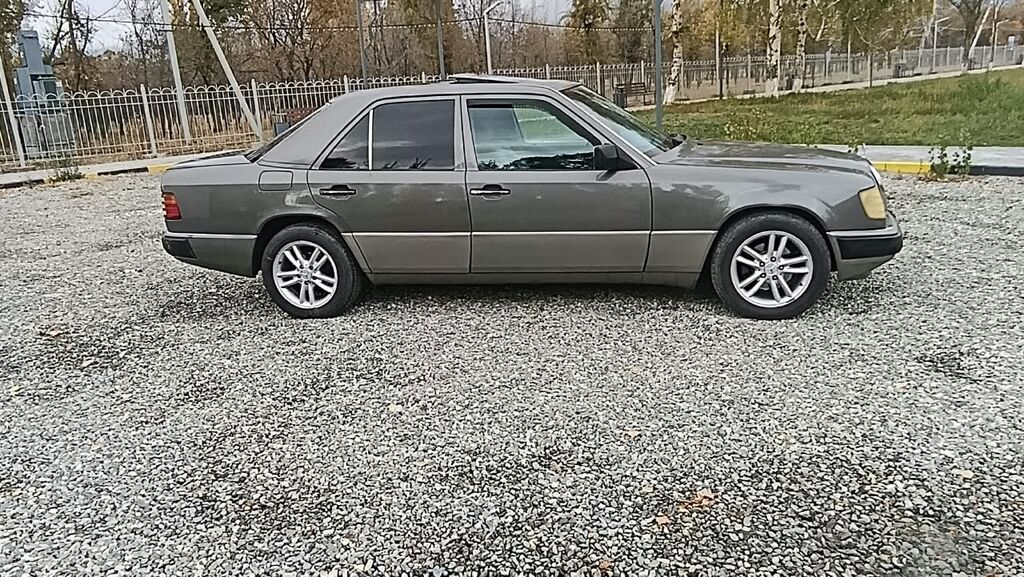Mercedes-Benz W124: 1993 г., 2 л, Механика, Бензин, Седан: фото 5