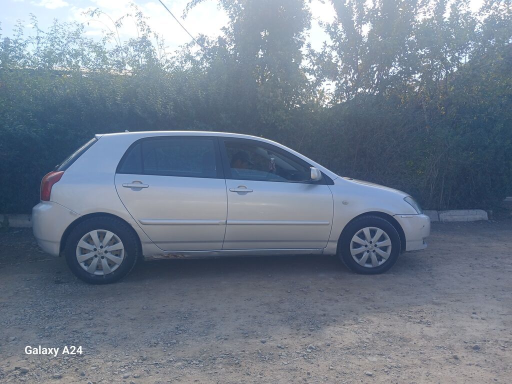 Toyota Corolla: 2004 г., Механика, Бензин, Хэтчбэк: фото 3