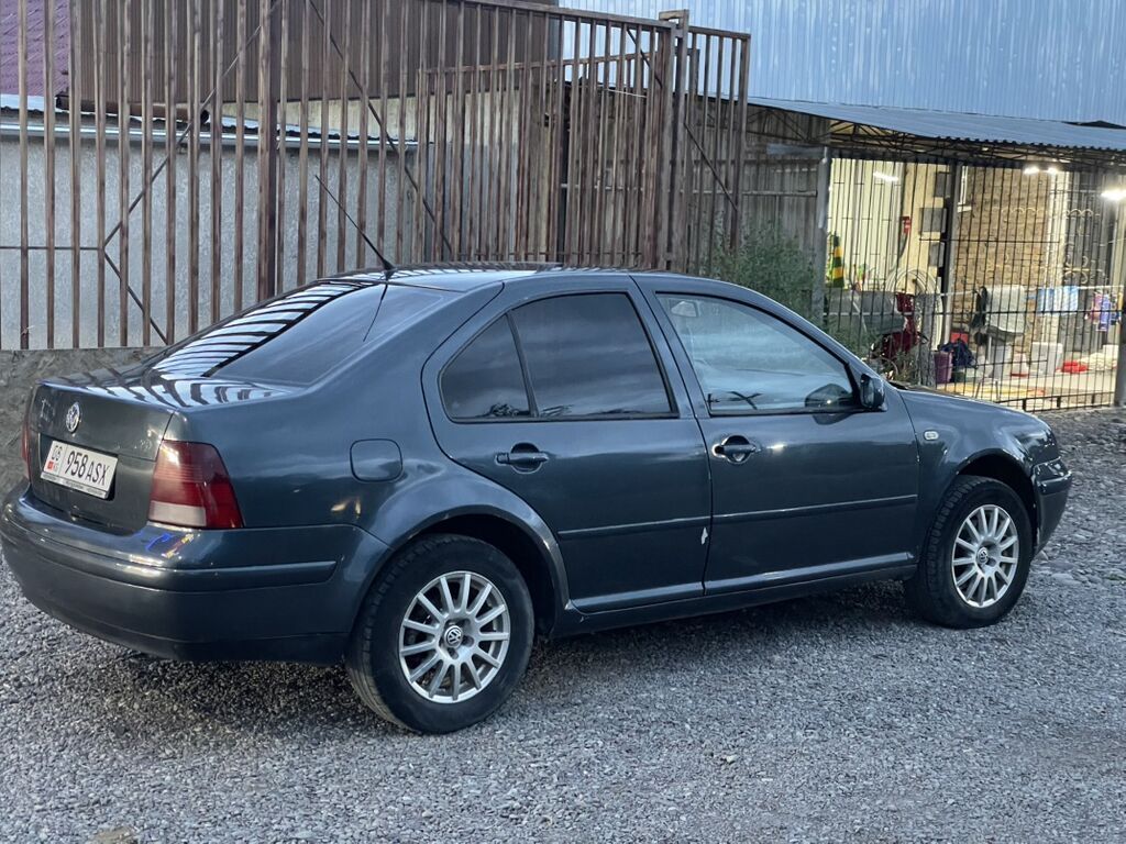 Volkswagen Bora: 2002 г., 2 л, Механика, Бензин, Седан: фото 3