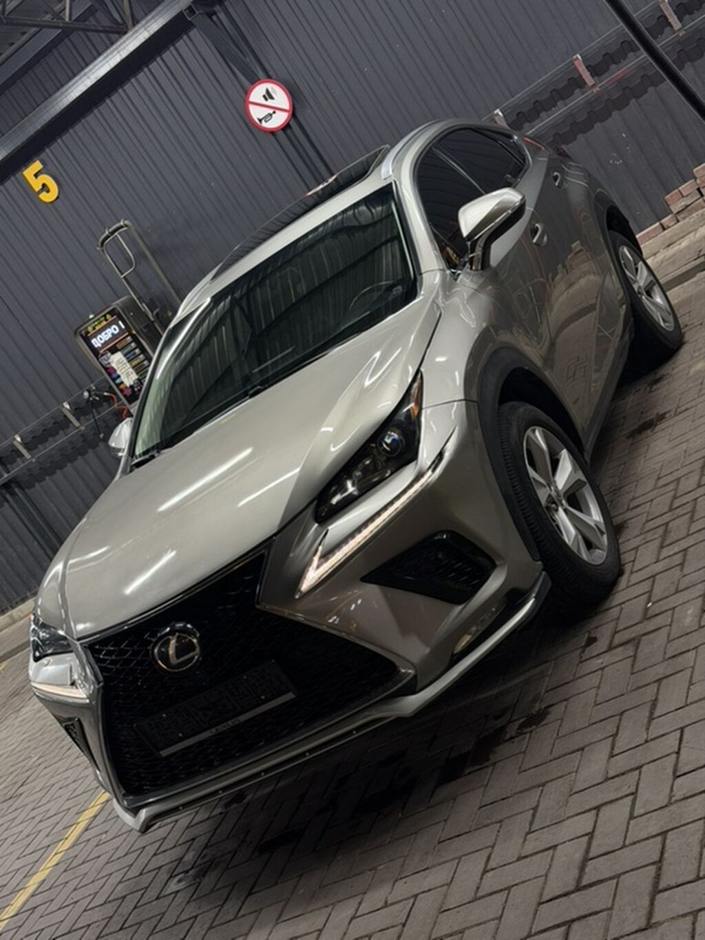 Lexus NX: 2016 г., 2 л, Типтроник, Бензин, Кроссовер: фото 3