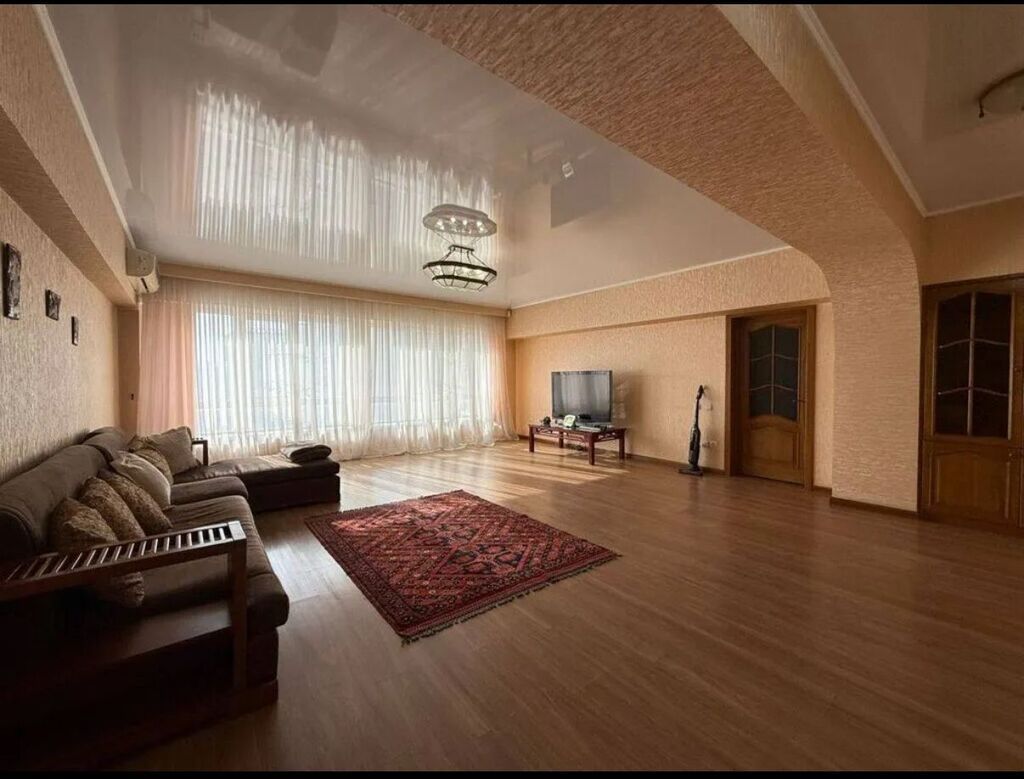 3 комнаты, 140 м², Золотой квадрат Элитка, 11 этаж, Дизайнерский ремонт: фото 1
