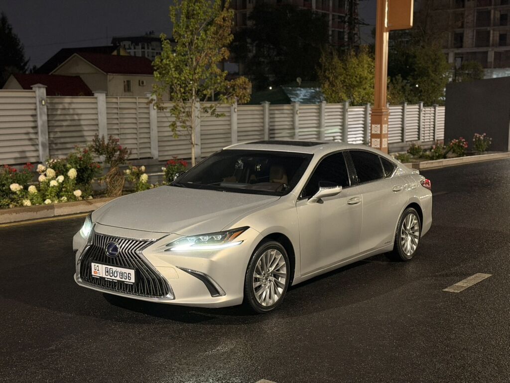 Lexus ES: 2019 г., 2.5 л, Вариатор, Гибрид, Седан: фото 1