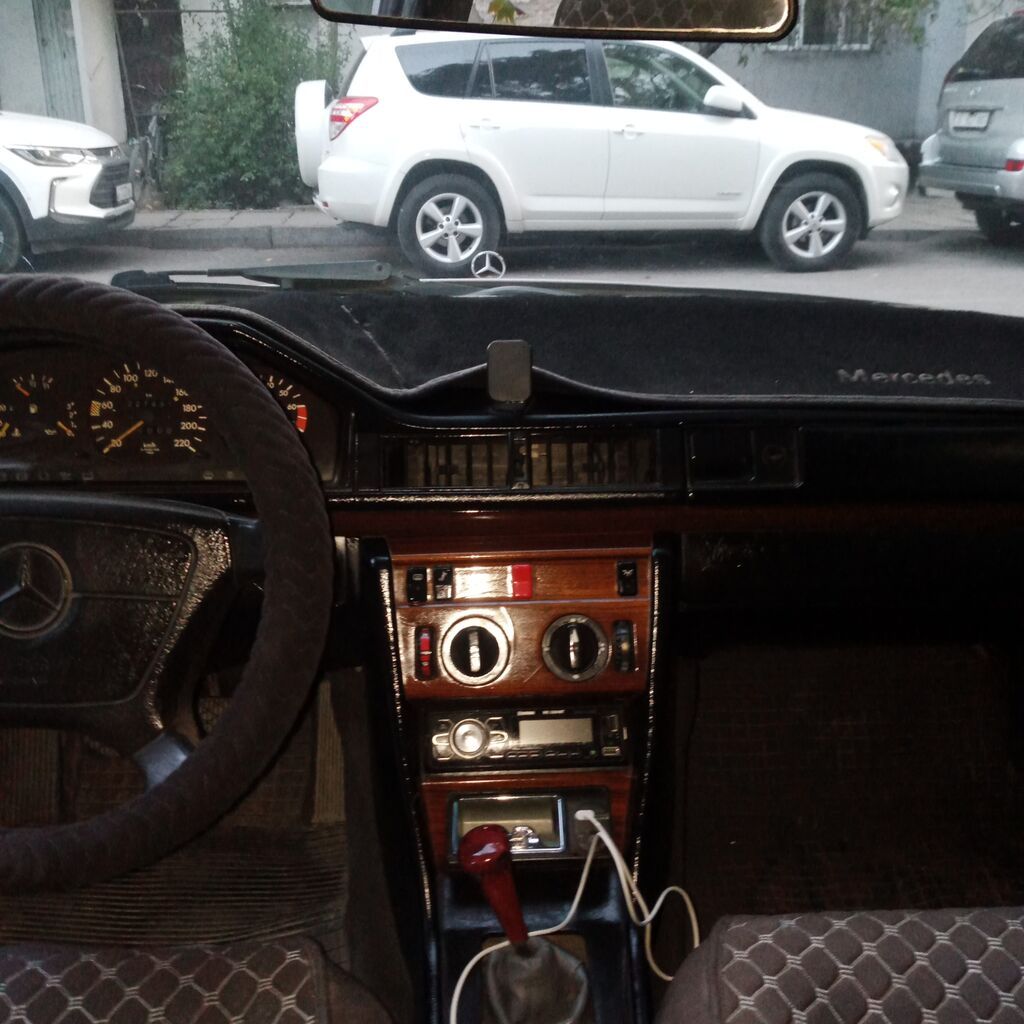 Mercedes-Benz W124: 1994 г., 2.3 л, Механика, Бензин, Седан: фото 6