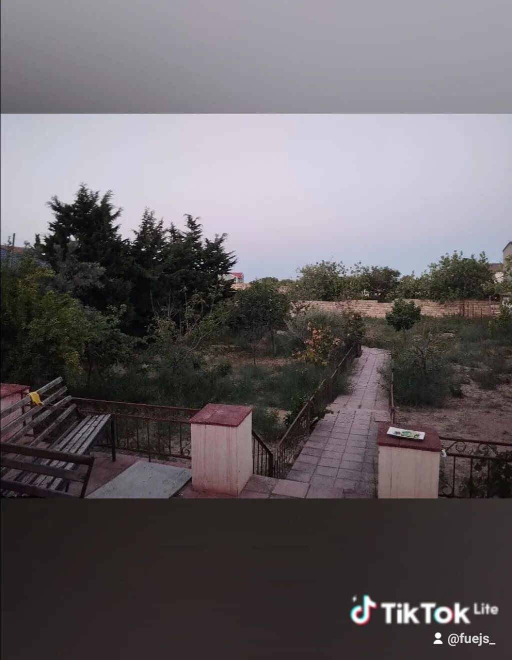 Satılır: həyət evi və torpaq sahəsi - Geniş zal: böyük pəncərələr