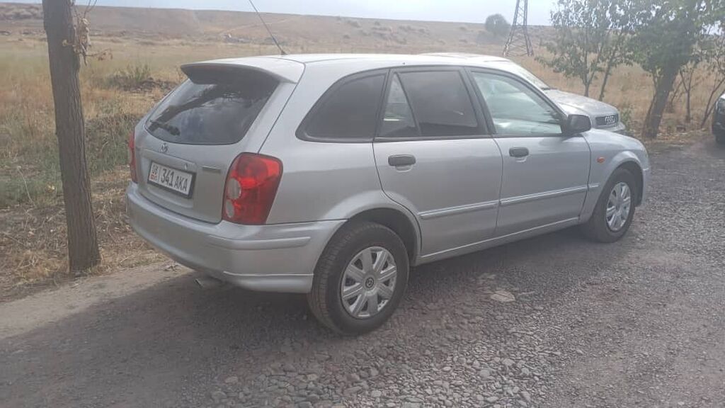 Mazda 323: 2002 г., 1.6 л, Механика, Бензин, Хэтчбэк: фото 4
