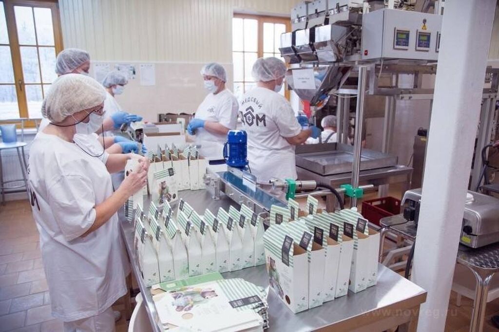 Сотрудница в производственный цех для упаковки - фасовки пищ