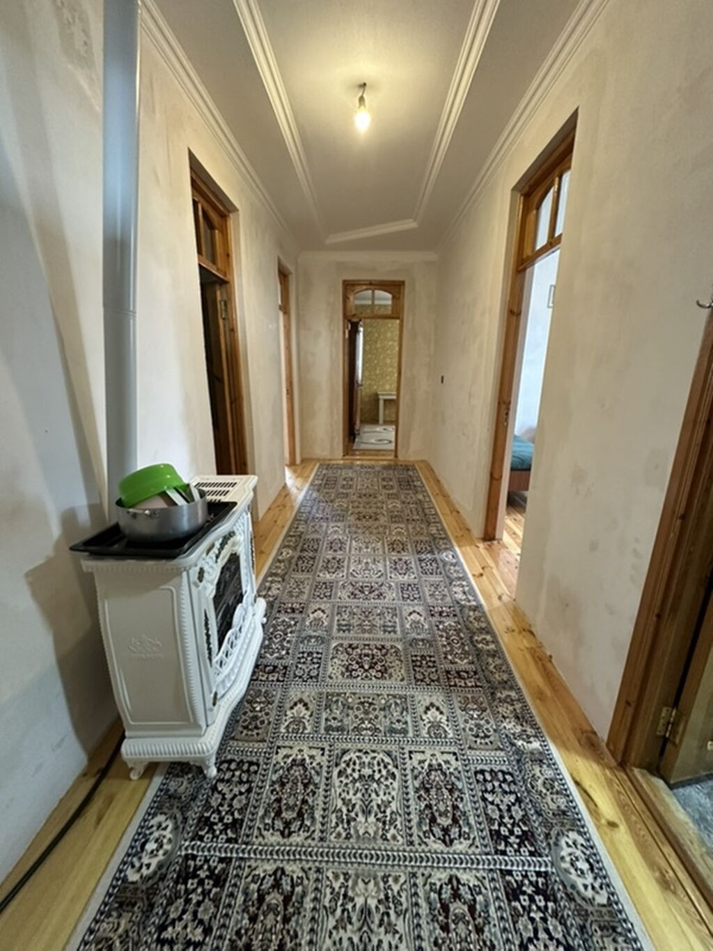 Satılır: 3 otaqlı həyət evi (fotoşəkillərdə) - Geniş dəhliz, taxta