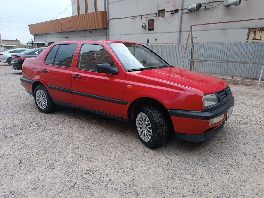 Volkswagen Vento: 1993 г., 1.8 л, Механика, Бензин, Седан: фото 3