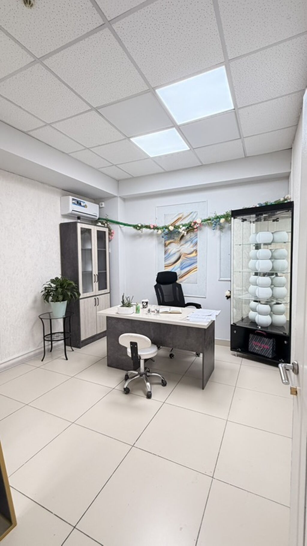 Сдаю Офисный кабинет: 15 м², В бизнес центре, С ремонтом, Первая линия