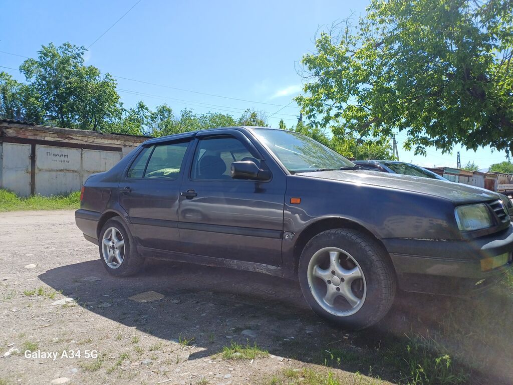 Volkswagen Vento: 1993 г., 1.8 л, Механика, Бензин, Седан: фото 7