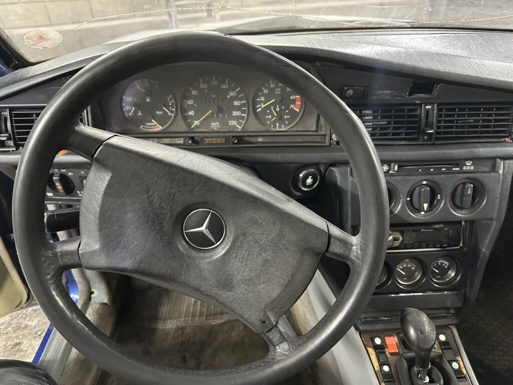 Mercedes-Benz 190: 1989 г., 2 л, Механика, Бензин, Седан: фото 7