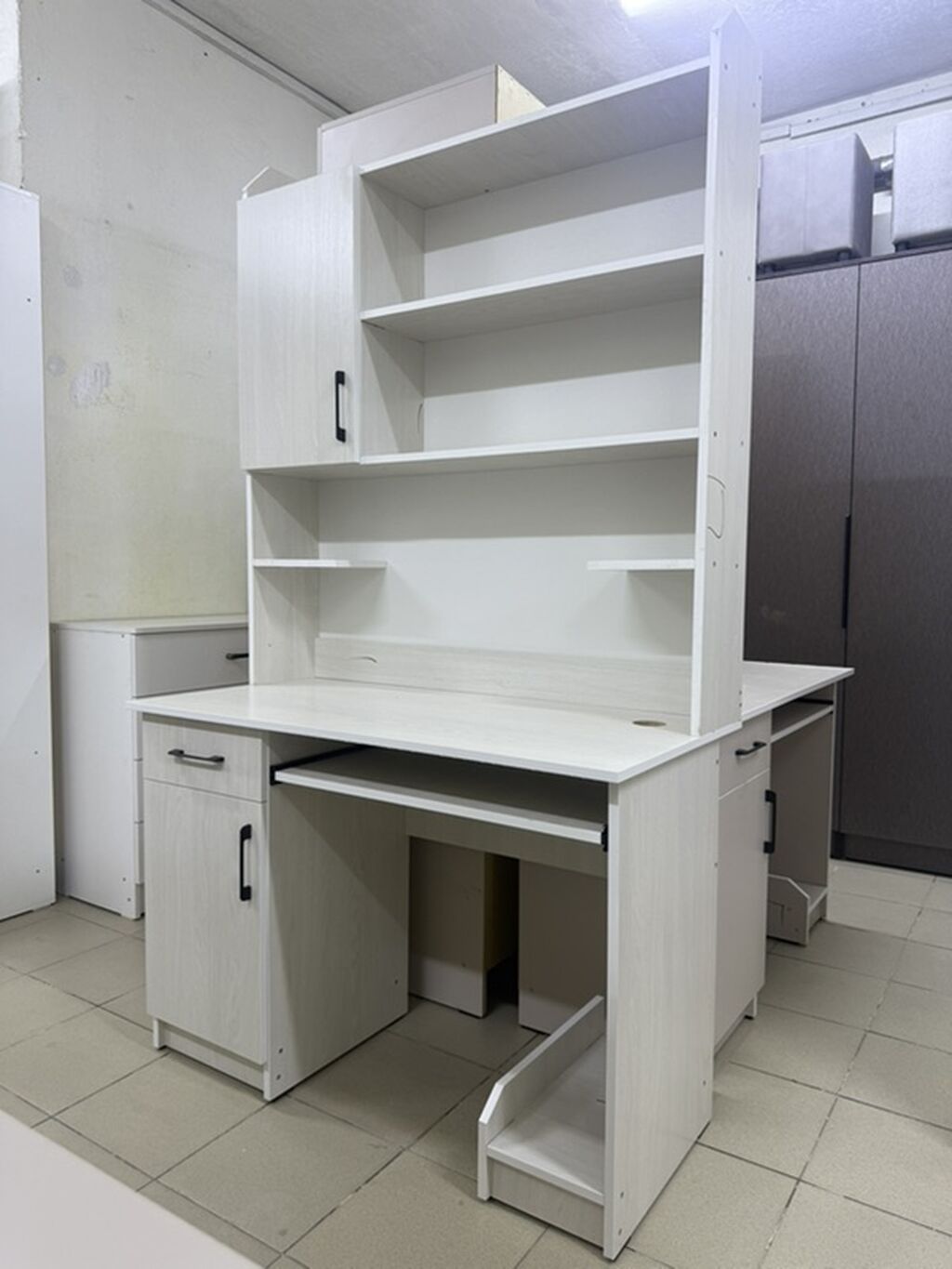 Компьютерный стол с надстройкой и множеством систем хранения.размер: фото 2