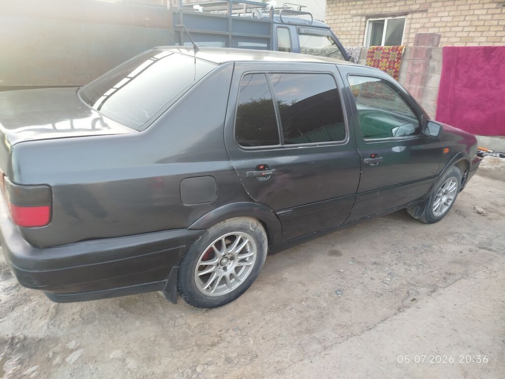 Volkswagen Vento: 1992 г., 2 л, Механика, Бензин, Седан: фото 4