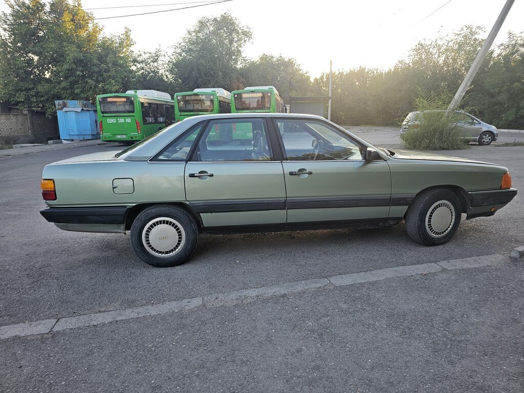 Audi 100: 1984 г., 1.8 л, Механика, Бензин, Седан: фото 7