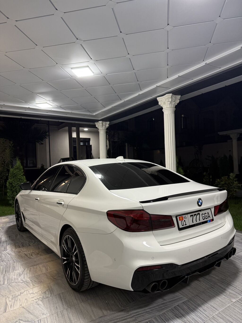 BMW — кожаный салон с расширенной подсветкой и комфортными сиденьями: фото 3