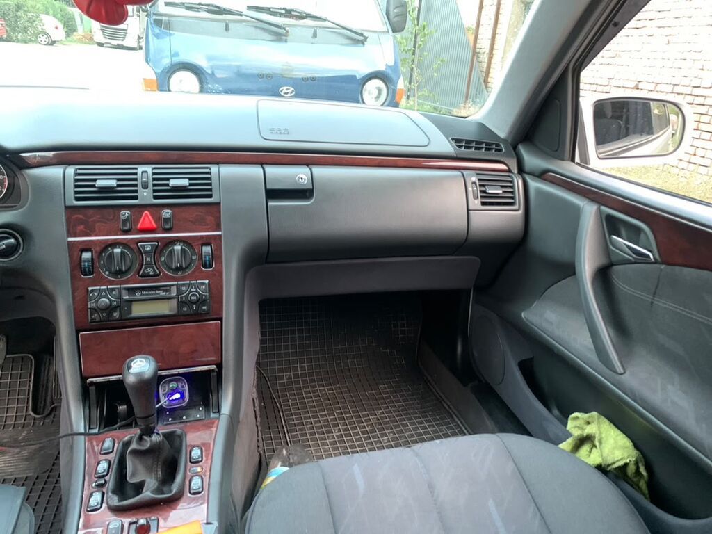 Mercedes-Benz E-Class: 2001 г., 2 л, Механика, Бензин, Седан: фото 4