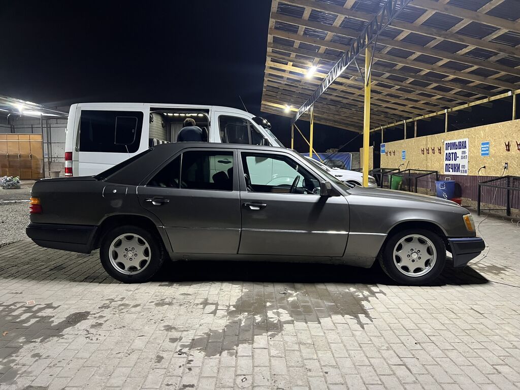 Mercedes-Benz E-Class: 1990 г., 2 л, Механика, Бензин: фото 3