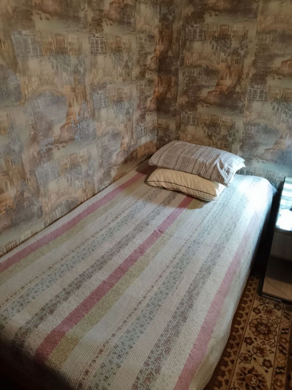 Сдается место: кровать для 1 девушки. В комнате есть шкаф, стенка с: фото 2