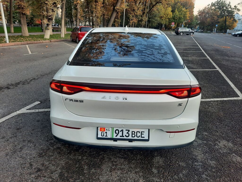 GAC Aion S — полностью электрический седан. цвет- белый жемчуг год: фото 4