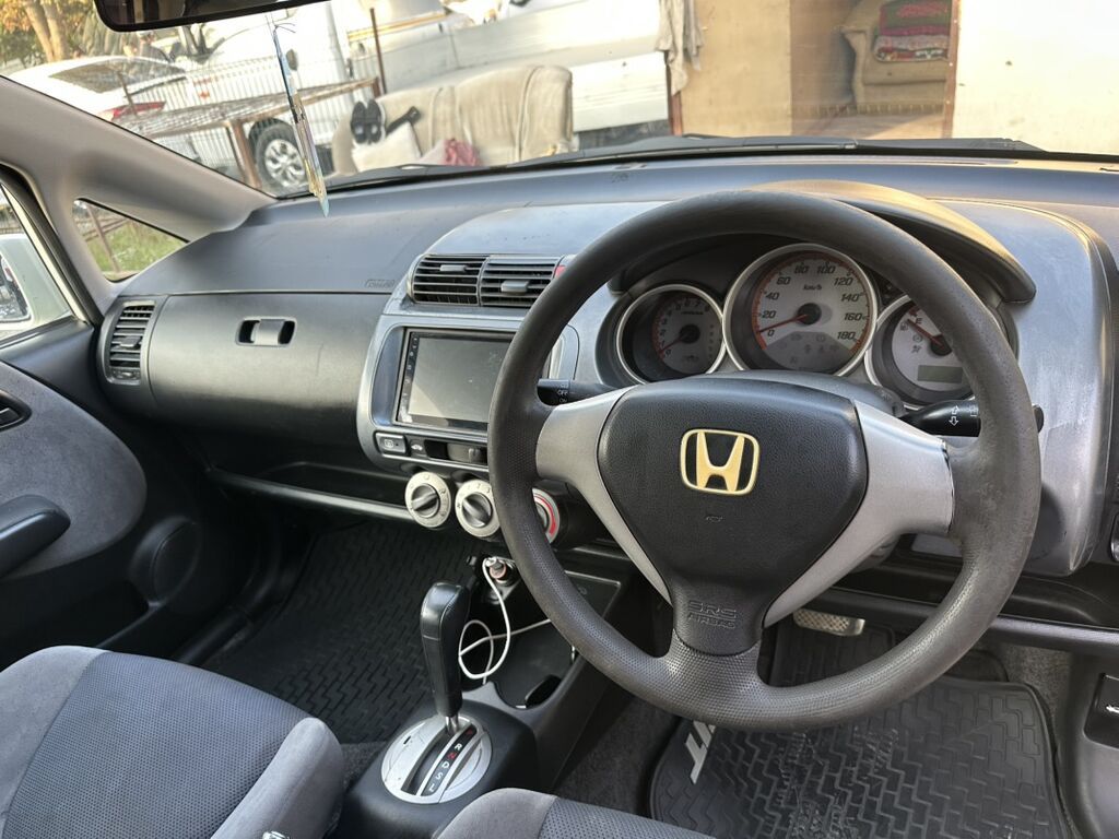 Honda Fit: 2004 г., 1.5 л, Вариатор, Бензин, Хэтчбэк: фото 5