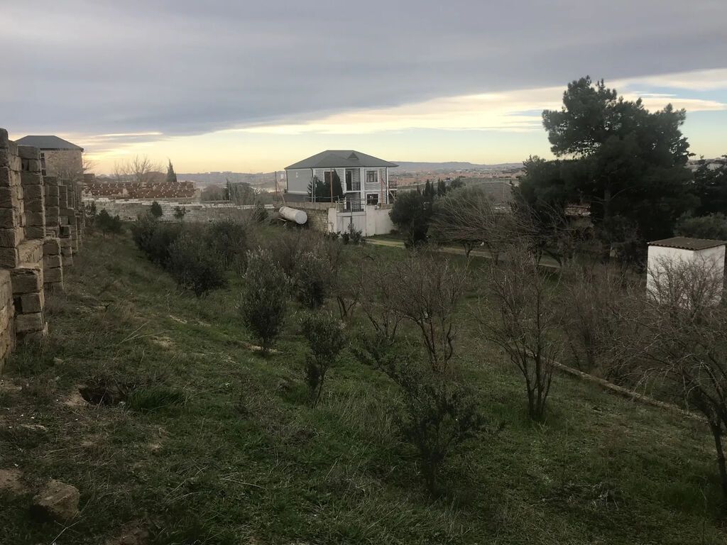 Xüsusi mülkiyyət, su, işıq, qaz, internet xətləri mövcüddur. Hamısı