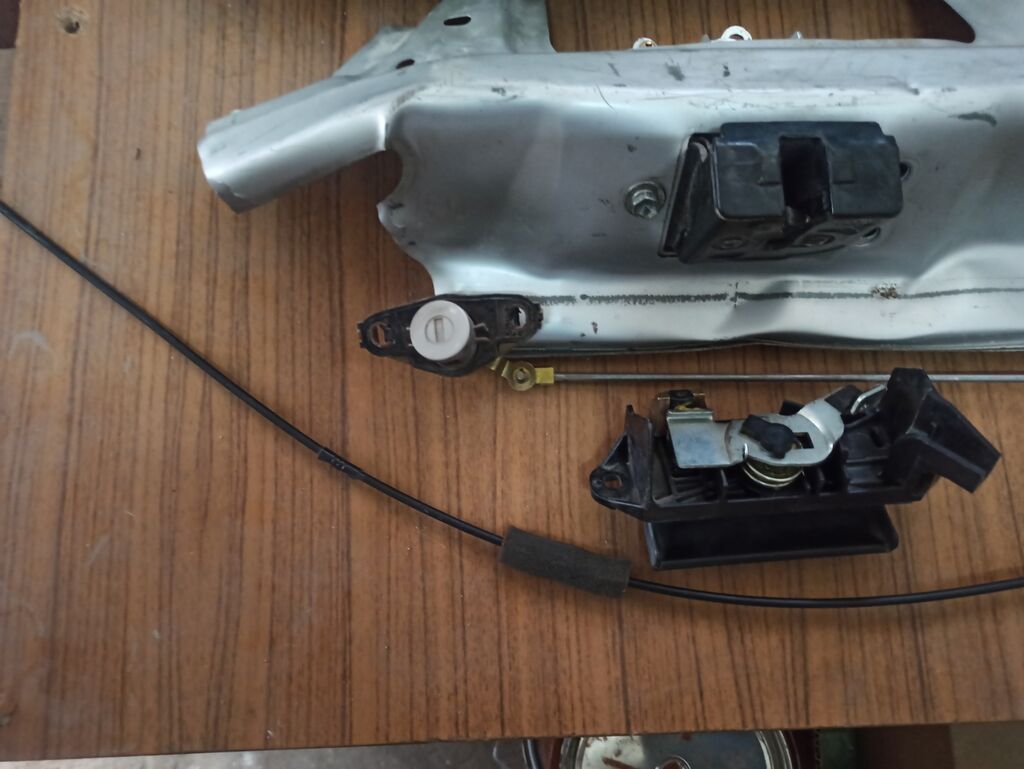 Продаю замок багажника Тойота Ист в: 3000 KGS Другие автозапчасти ...