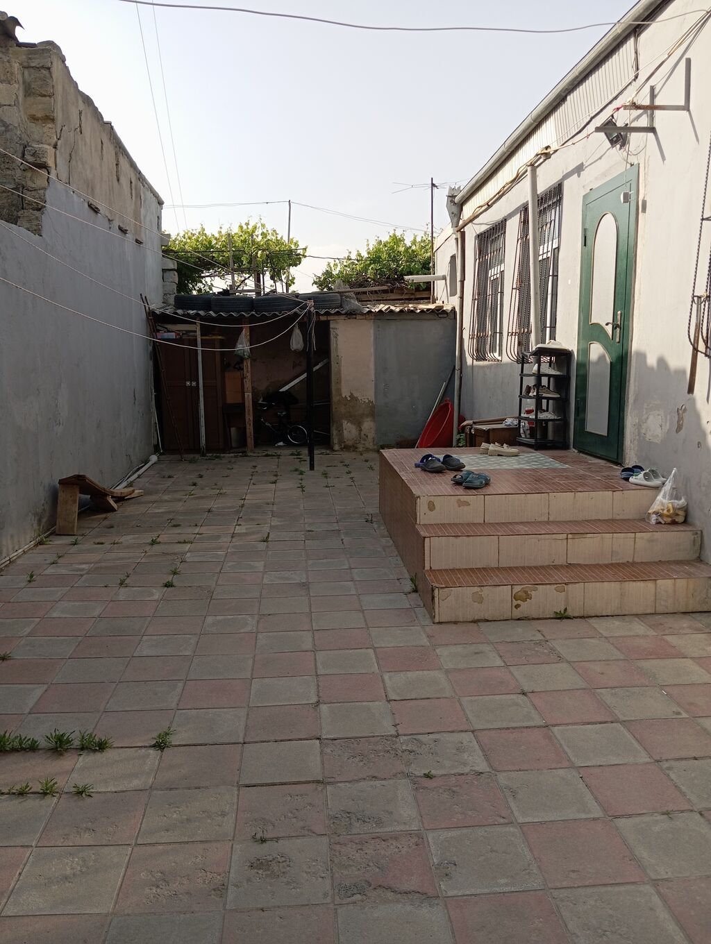 Naxalastroyda 4 otaqlı əşyalı həyət evi satılır evin hər bir şəraiti