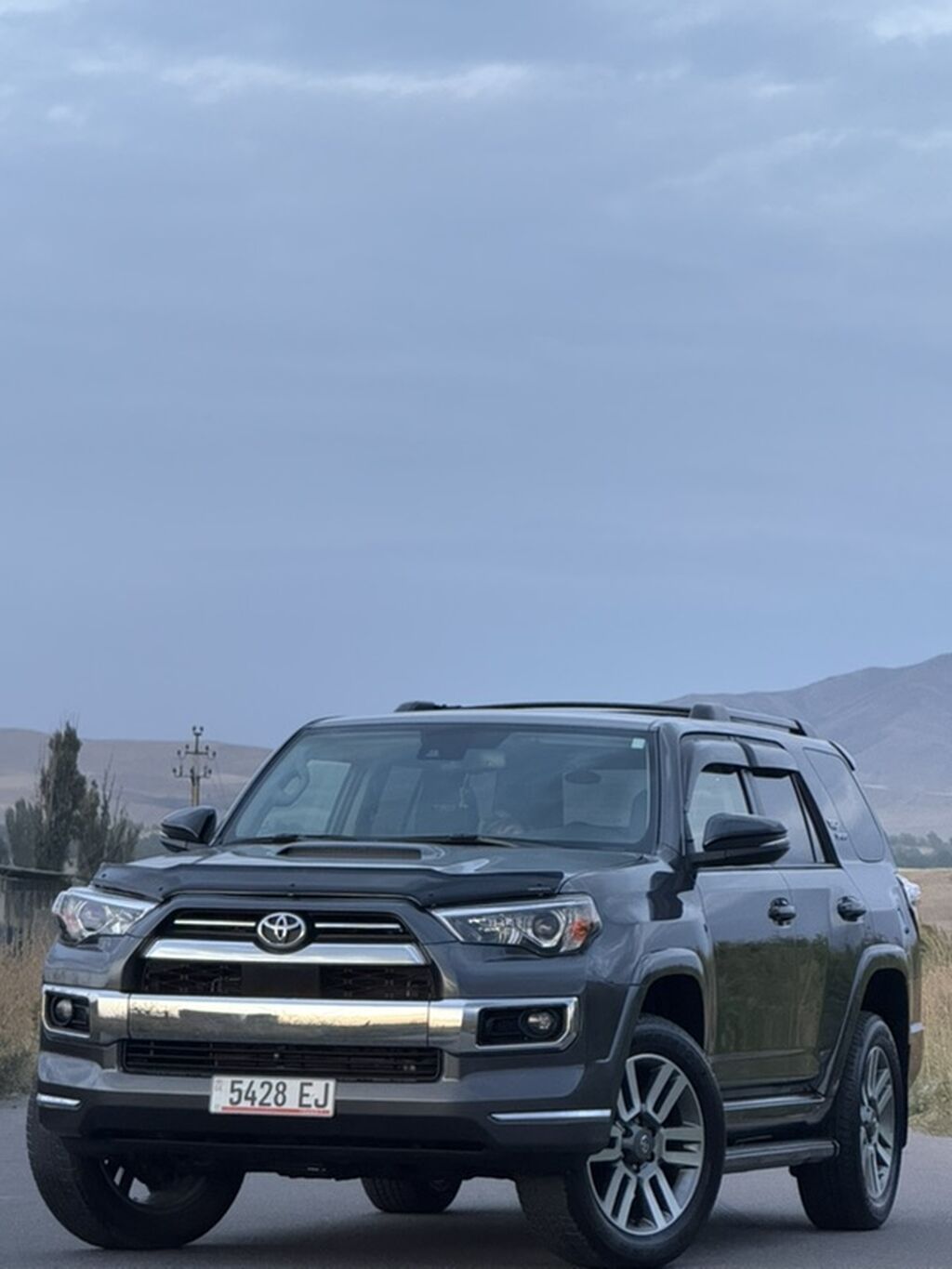 Toyota 4Runner: 2023 г., 4 л, Автомат, Бензин, Внедорожник: фото 2