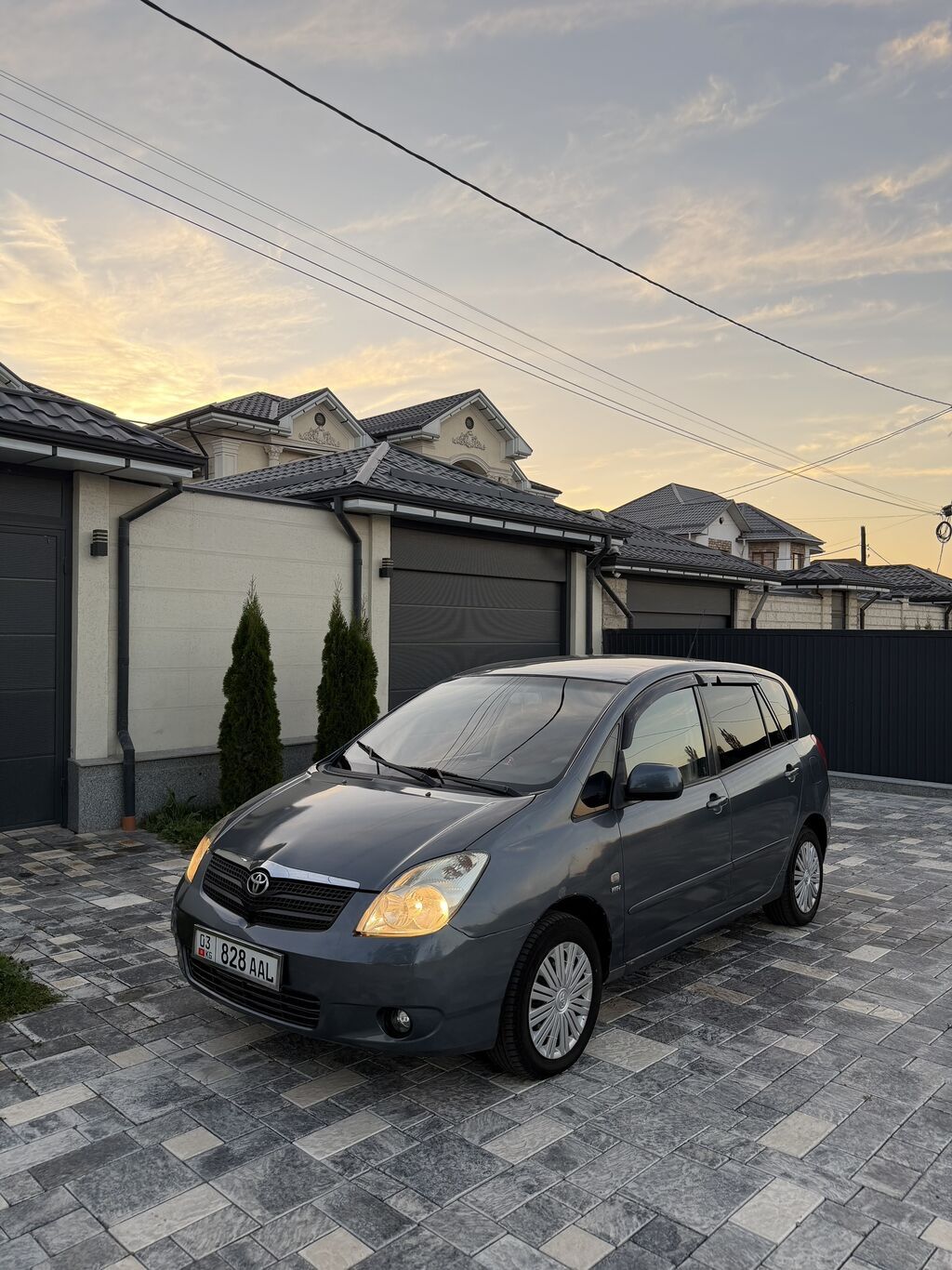 Toyota Corolla Verso: 2004 г., 1.6 л, Механика, Бензин, Седан: фото 3