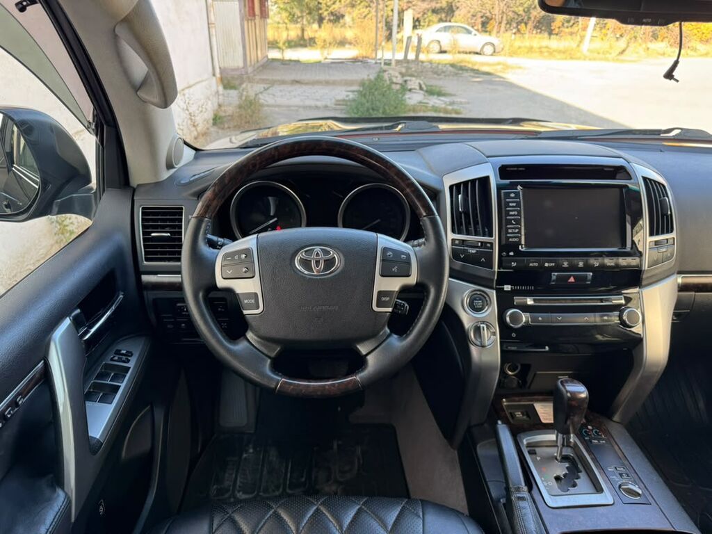 Toyota Land Cruiser: 2013 г., 4.6 л, Автомат, Газ, Внедорожник: фото 6