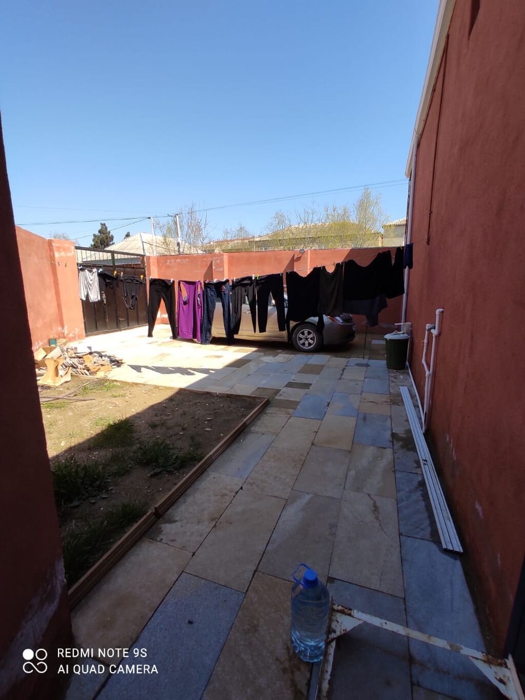 Hovsan gesebesi.həyət evi - Tam hasarlı, darvazalı həyət; daş