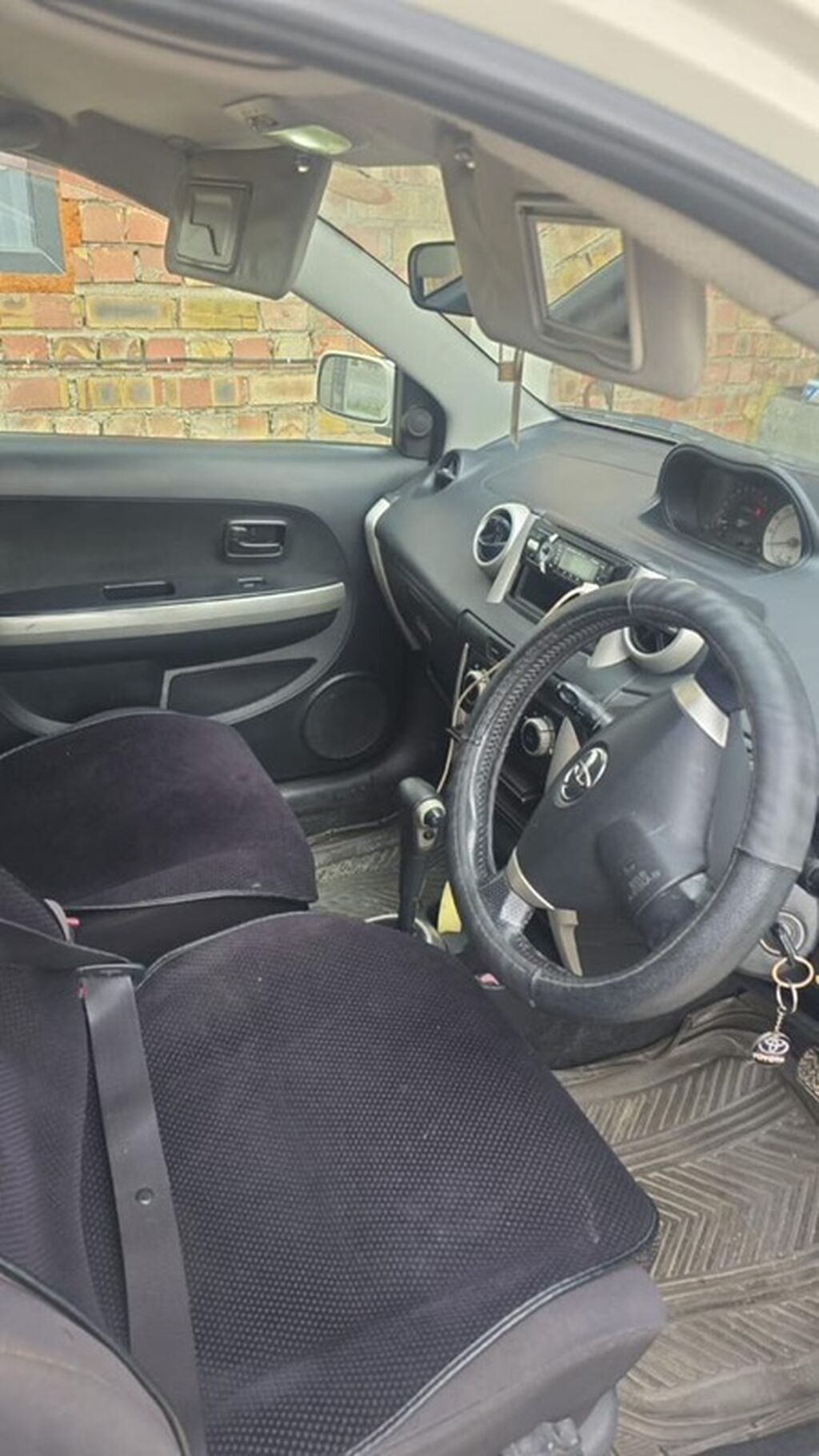 Toyota Ist: 2004 г., 1.5 л, Автомат, Бензин, Хэтчбэк: фото 2