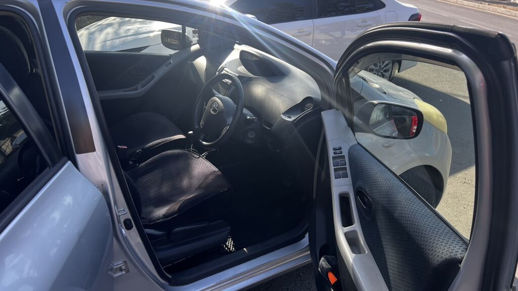 Toyota Vitz: 2005 г., 1 л, Автомат, Бензин, Хэтчбэк: фото 3