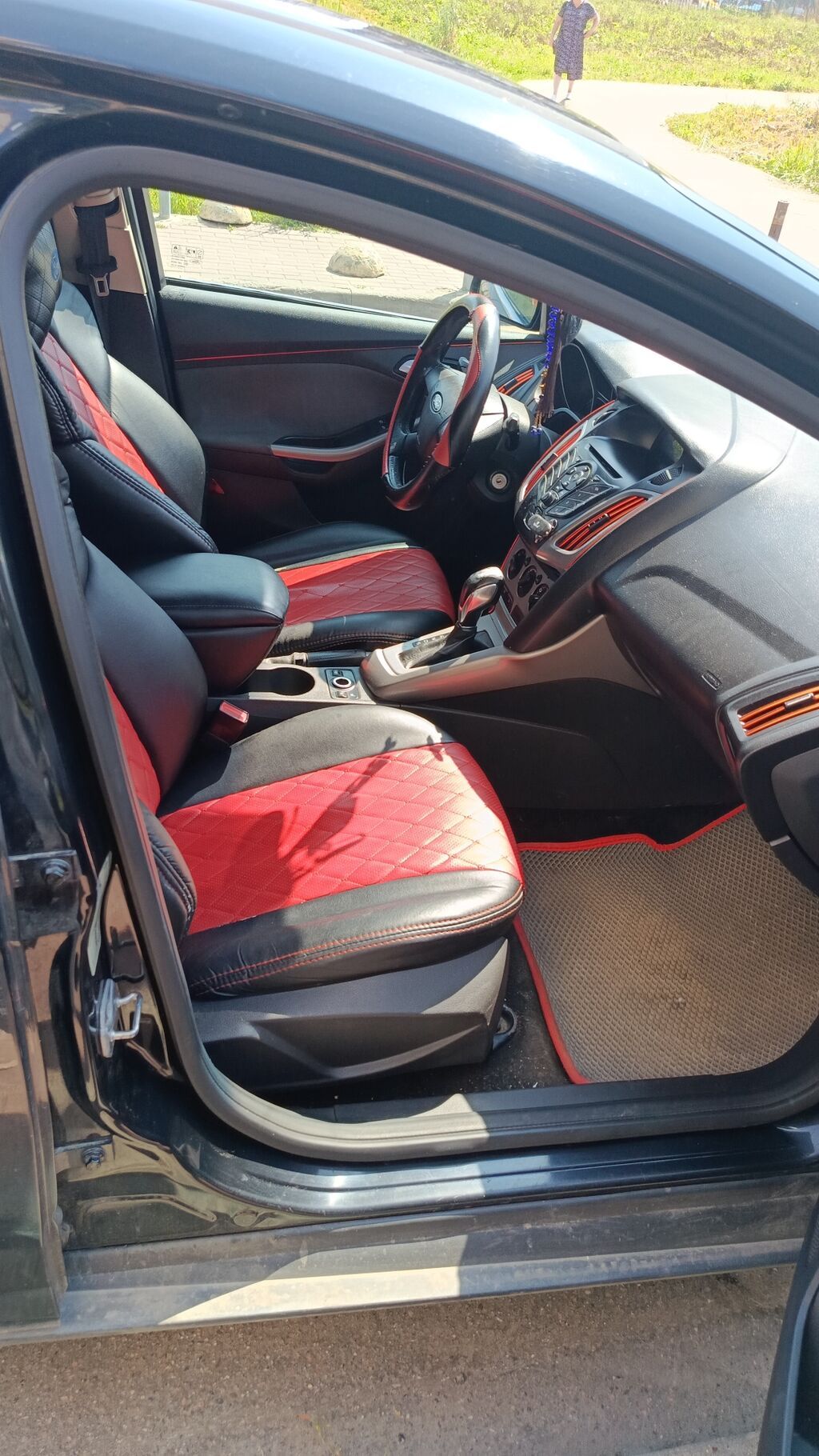Ford Focus: 2012 г., 1.6 л, Автомат, Седан: фото 2