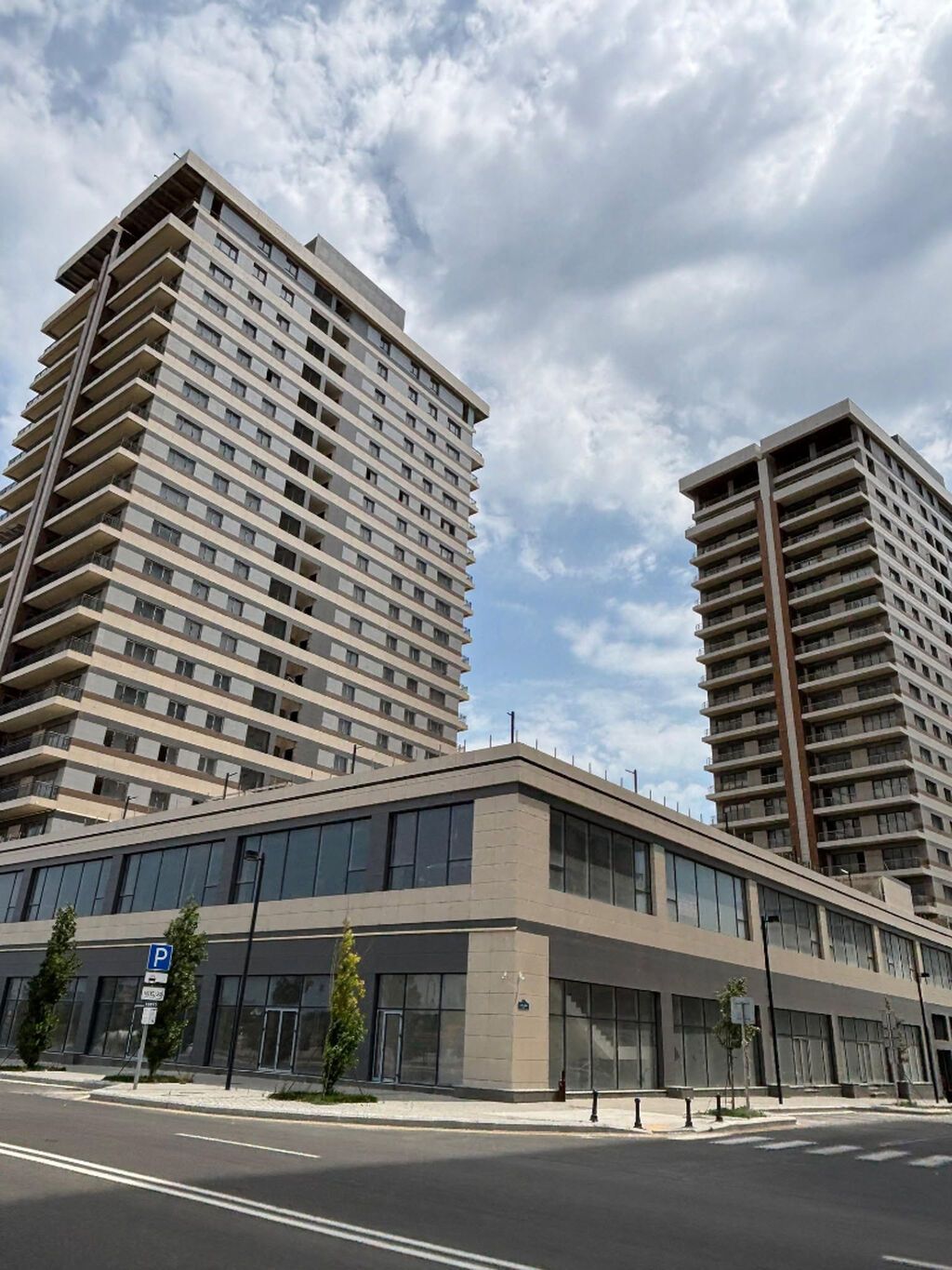 Ağ Şəhərdə 1100 m² PREMIUM KOMMERSİYA OBYEKTİ — SATILIR Yer: Ağ