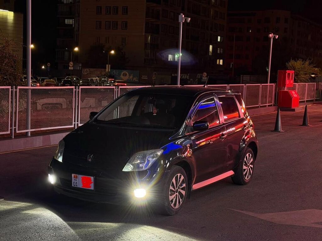 Toyota Ist: 2002 г., 1.5 л, Автомат, Газ, Хэтчбэк: фото 3