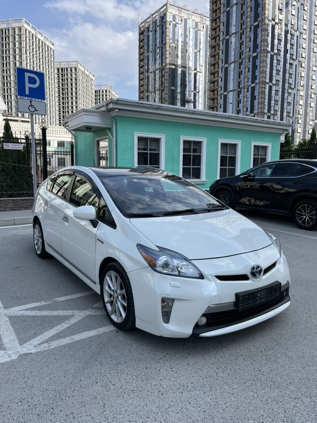 Toyota Prius: 2014 г., 1.8 л, Автомат, Гибрид, Хэтчбэк: фото 2