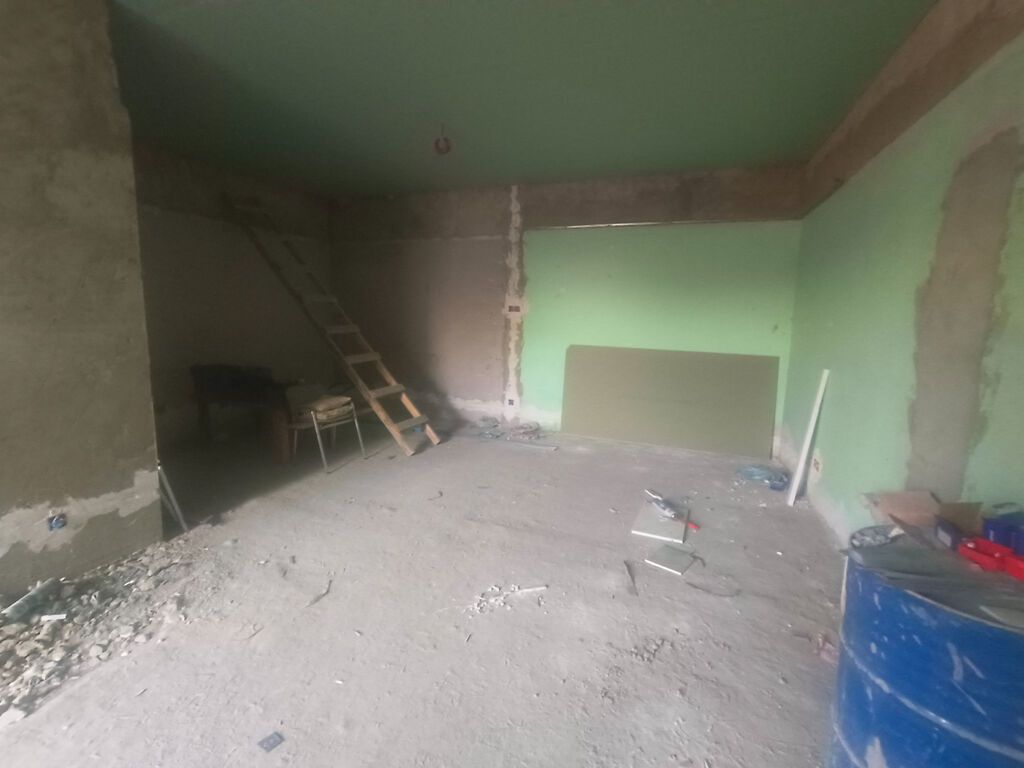 3 otaqlı, 78 kv. m, Təmirsiz