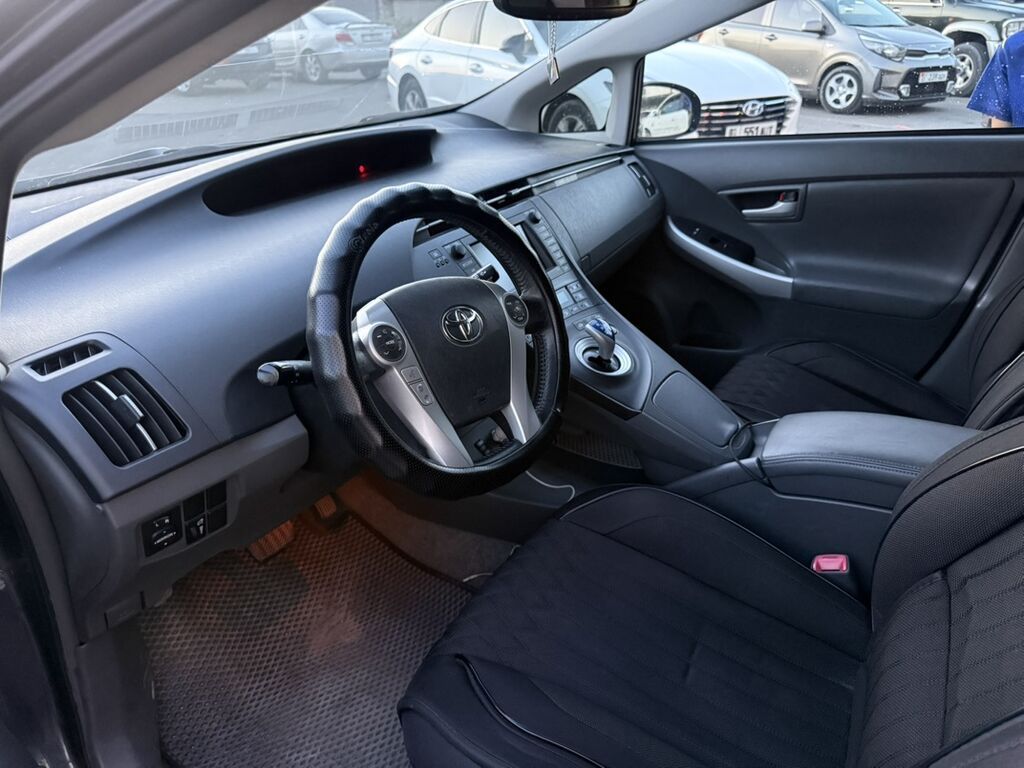 Toyota Prius: 2011 г., 1.8 л, Вариатор, Гибрид, Хэтчбэк: фото 6