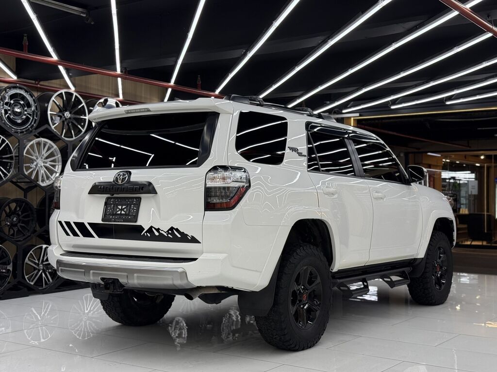 Toyota 4Runner: 2018 г., 4 л, Автомат, Газ, Внедорожник: фото 2